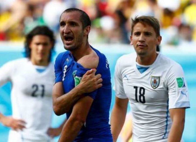 Il morso di Suarez a Chiellini